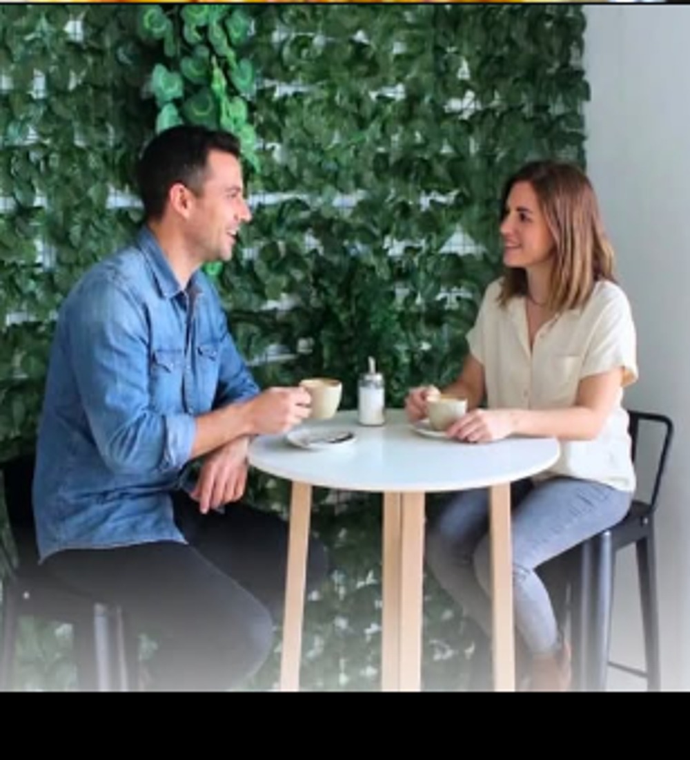 Clientes compartiendo en una mesa